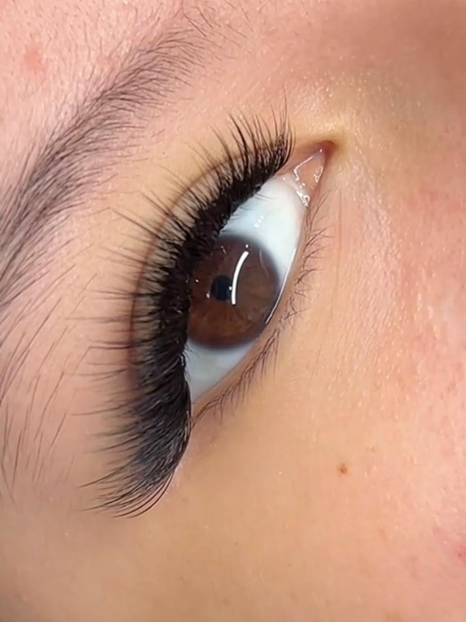 Close-up of a Full Volume lash design by Vy